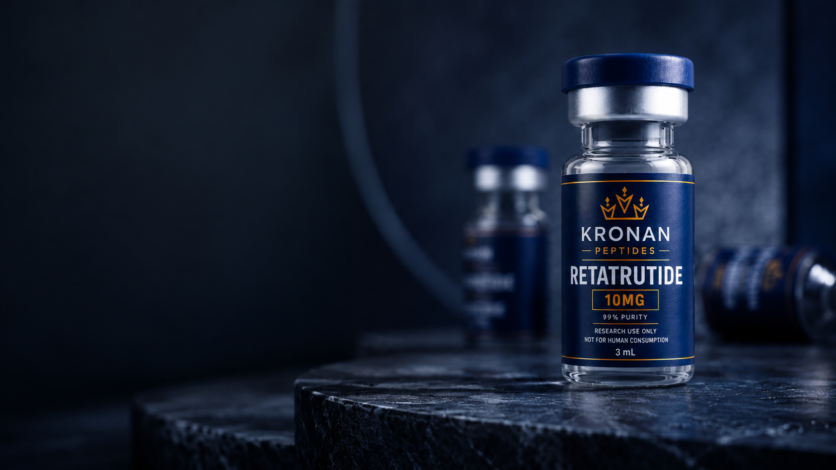 Retatrutide 10 mg från Kronan Peptides — produktflaska på mörk sten i motljus
